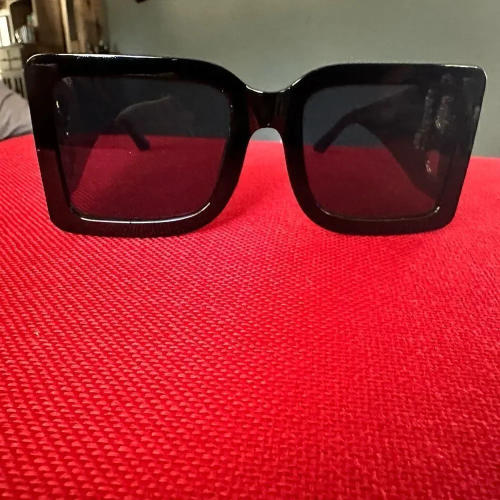 NWT Oversized heavy plastic frame, sunglasses metallic B Decor UV protec…